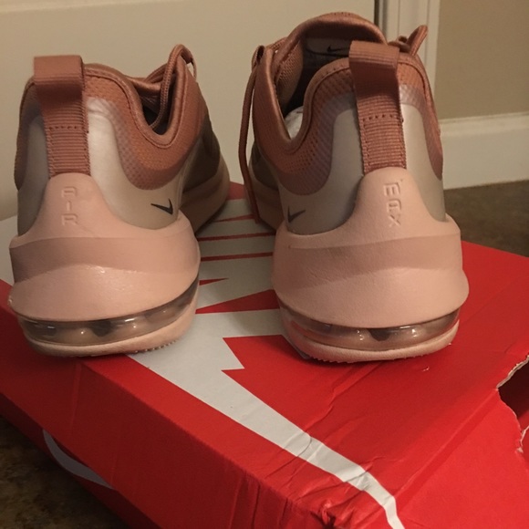 women's Nike Air Max Axis Trainers 8.5 - Picture 3 of 4
